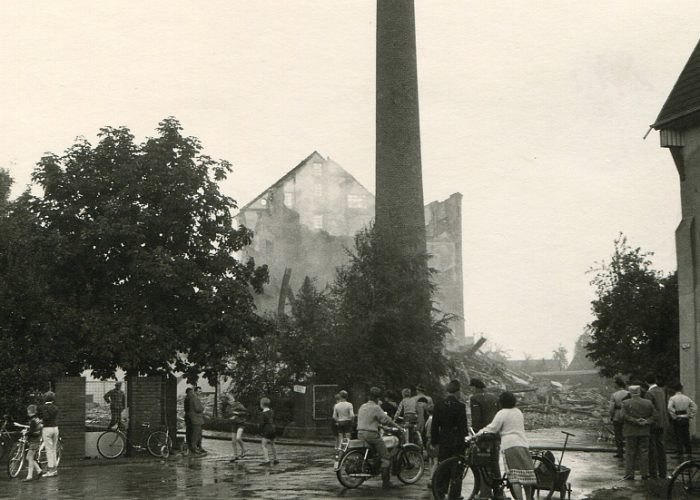 1960 nach Brand Bürger vor der Ruine