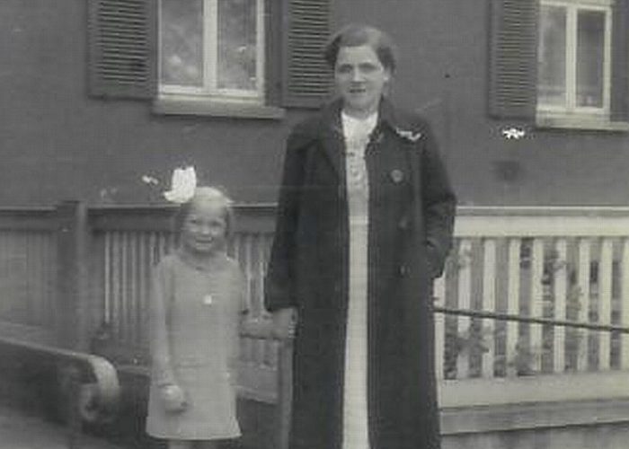 Helga Rust mit ihrer Mutter 1938