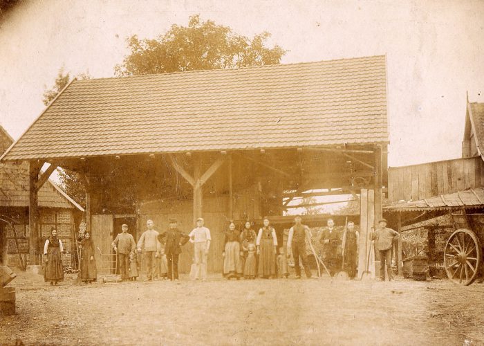 Sägewerk 1888 mit Familie und Arbeitern